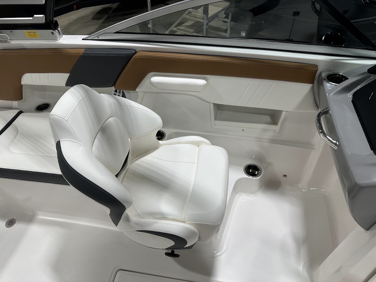 2024 Chaparral SSI 23 SPORT. 300hp 6.2 V8 Bravo 3! Wakeboard tower! - Photo 13